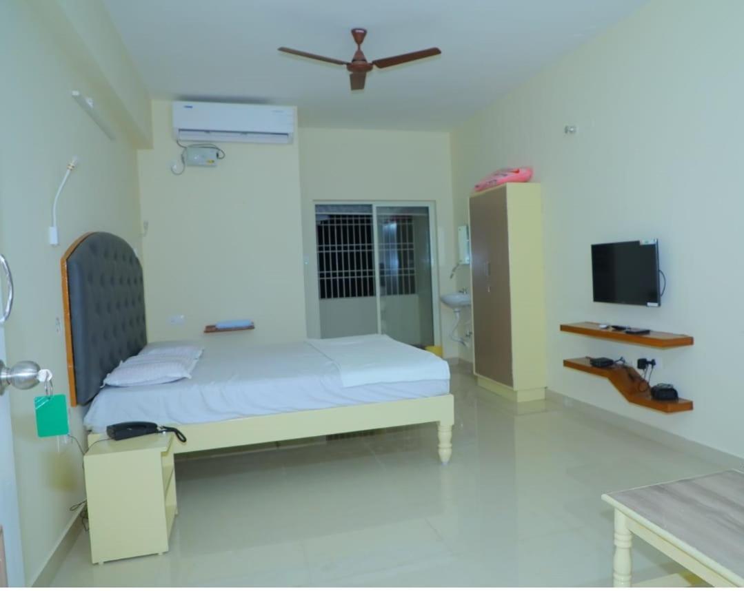 Srinivasa Hotel, Near Srinivasa Mangapuram Temple, Tirupati Exterior foto